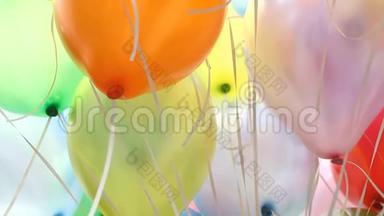 五颜六色的气球与欢乐的庆祝晚会背景
